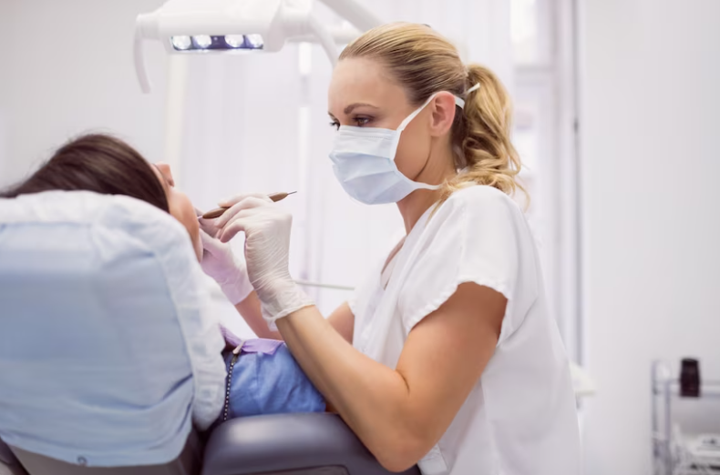 Une patiente souriante grâce à un rendez-vous simplifié : découvrez comment la réservation en ligne transforme l'expérience dans nos cliniques dentaires.