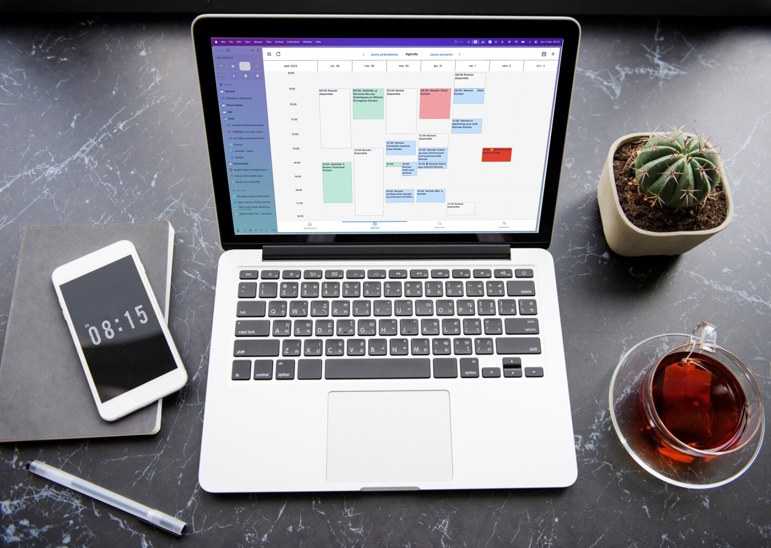 Meetme in action: The ultimate synergy of calendars, online scheduling, and efficiency on one desk.
